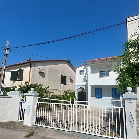Apartment Lilly شقة بريمونتيرا